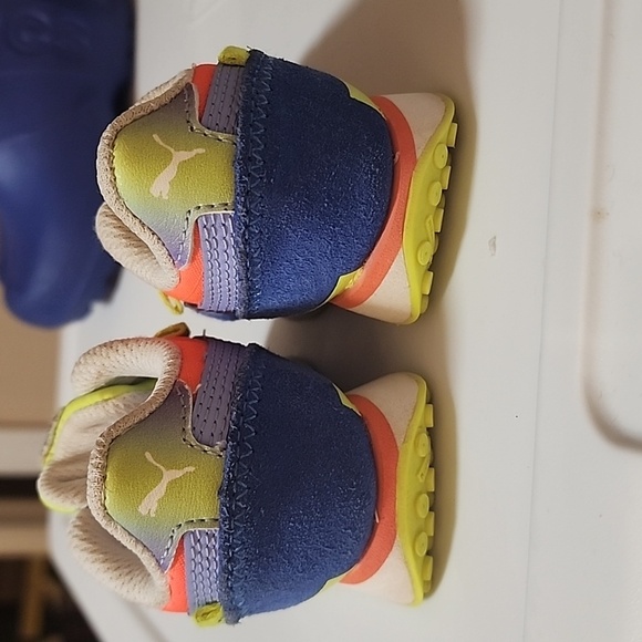 Puma sneakers. Toddler. Size 4C - Picture 4 of 9